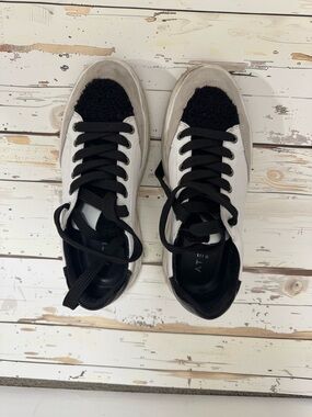 Women’s Black and White Low-Top Fashion Sneakers
